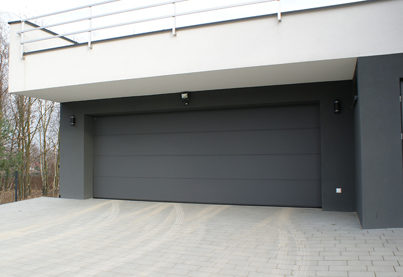 Brama segmentowa Hörmann, dom w Brzesku